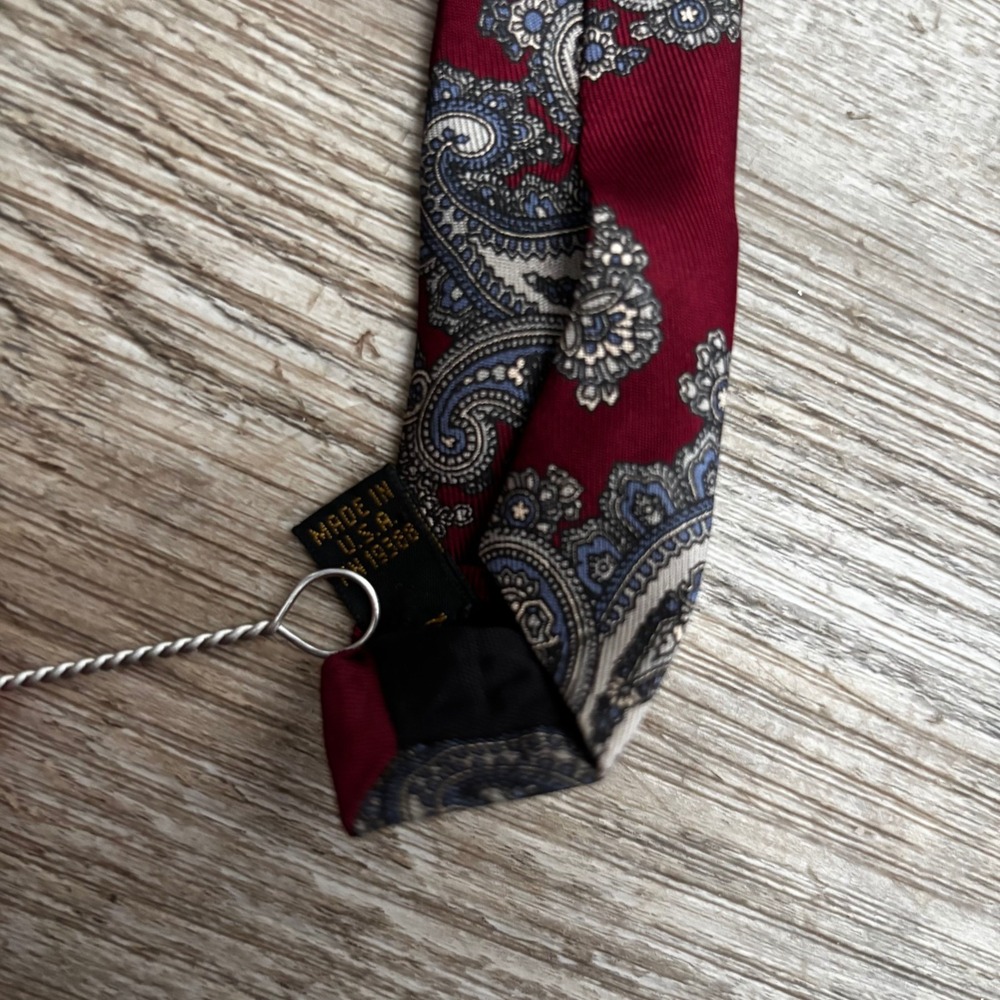 Bill Blass Men's Necktie Dark Red Floral Pattern 100% Silk - Picture 7 of 7